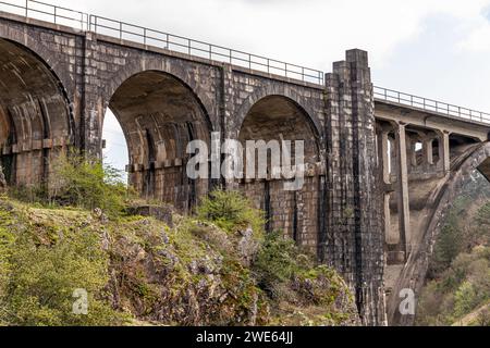 A Ponte Ulla, Espagne. Le viaduc de Gundian, un pont ferroviaire de pierre et de fer sur la rivière Ulla Banque D'Images