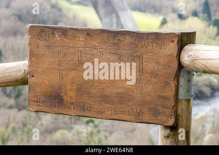 A Ponte Ulla, Espagne. Plaque sculptée en bois du viaduc de San Xoan da Cova, un pont ferroviaire en pierre et en fer sur la rivière Ulla Banque D'Images