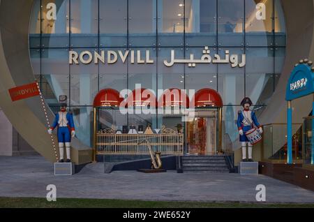 Bâtiment en forme de cadeau de la boutique de jouets Rondvill à Katara Village Doha, Qatar. Coucher de soleil extérieur montrant l'entrée principale Banque D'Images