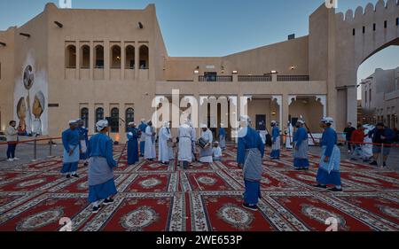 Spectacle de danse folklorique traditionnelle d'Oman (danse Ardah) dans le village culturel Katara, Doha, Qatar pendant l'après-midi coupe d'Asie de l'AFC 2023. Banque D'Images