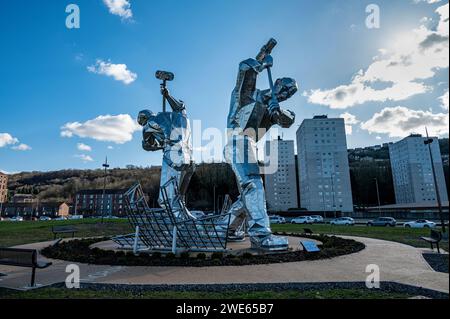 Grande sculpture patrimoniale de construction navale au rond-point de Port Glasgow en Écosse. Banque D'Images