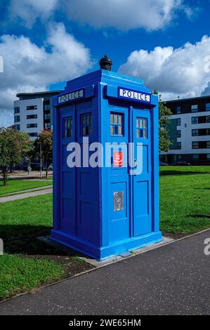 Emblématique Blue police Box (Tardis) à Barrowland Park, Glasgow, Écosse. Banque D'Images