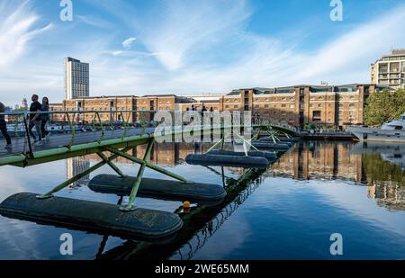 Passerelle North Docklands, pont flottant dans le quartier de Canary Wharf dans les docklands de Londres. Banque D'Images