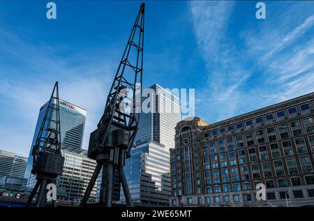 Grues et bureaux dans le quartier financier Canary Wharf Docklands Londres Banque D'Images