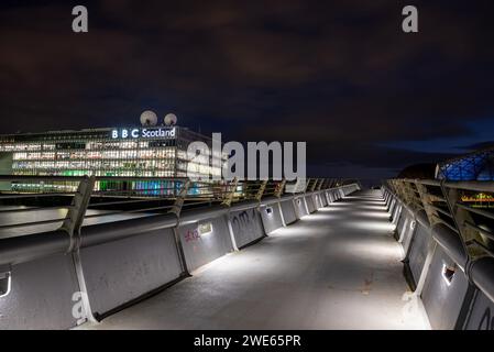 Millennium Bridge au-dessus de la rivière Clyde à Glasgow attire le siège de BBC Scotland. Banque D'Images