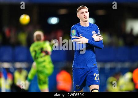 Cole Palmer de Chelsea (à droite) célèbre avoir marqué le quatrième but de son équipe alors que le gardien de but de Middlesbrough Tom Glover réagit lors du match de demi-finale de la coupe Carabao au Stamford Stadium, Londres. Date de la photo : mardi 23 janvier 2024. Banque D'Images