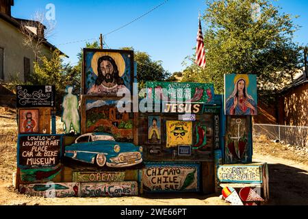 Signalisation auto-promotionnelle pour Arthur Medina, situé en face du Santuario de Chimayo, à Chimayo, Nouveau-Mexique Banque D'Images