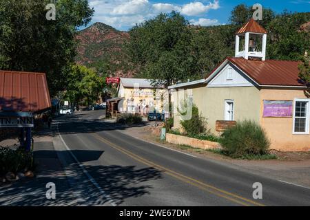 Jemez Springs, Nouveau-Mexique, face au nord sur la route 4 Banque D'Images