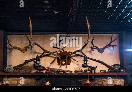 Des souvenirs de chasse et d'exploitation minière décorent l'intérieur du restaurant historique Los Ojos et du saloon à Jamez Springs, au Nouveau-Mexique. Banque D'Images