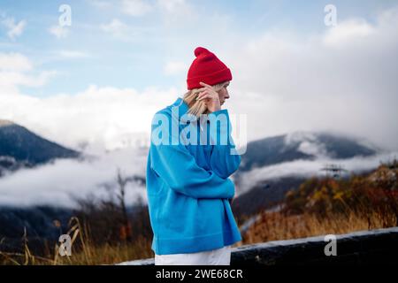 Femme contemplative debout devant les montagnes Banque D'Images