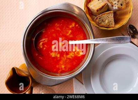 Callos alimentaires aux pois chiches, poivre et tripe de bœuf, servis dans un bol Banque D'Images