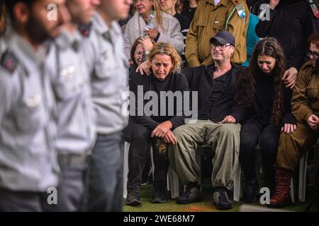 Israël. 23 janvier 2024. Les Israéliens pleurent lors des funérailles du soldat israélien, le major Ilay Levy (24 ans), tué à Khan Younis par un RPG tiré par des militants du Hamas. Le jour dernier, 24 soldats israéliens ont été tués dans la bande de Gaza, le plus lourd bilan quotidien depuis le début de l'invasion terrestre de Gaza par les FDI. Tel Aviv, Israël. 23 janvier 2024.(Matan Golan/Sipa USA). Crédit : SIPA USA/Alamy Live News Banque D'Images