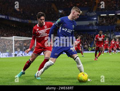 Londres, Royaume-Uni. 23 janvier 2024. Hayden Hackney de Middlesbrough suit Cole Palmer de Chelsea lors du match de la coupe Carabao à Stamford Bridge, Londres. Le crédit photo devrait se lire : David Klein/Sportimage crédit : Sportimage Ltd/Alamy Live News Banque D'Images