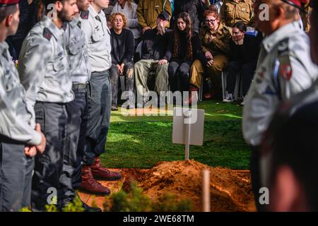 Israël. 23 janvier 2024. Les Israéliens pleurent lors des funérailles du soldat israélien, le major Ilay Levy (24 ans), tué à Khan Younis par un RPG tiré par des militants du Hamas. Le jour dernier, 24 soldats israéliens ont été tués dans la bande de Gaza, le plus lourd bilan quotidien depuis le début de l'invasion terrestre de Gaza par les FDI. Tel Aviv, Israël. 23 janvier 2024.(Matan Golan/Sipa USA). Crédit : SIPA USA/Alamy Live News Banque D'Images