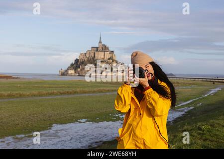 Voyageur photographiant avec appareil photo devant le château Saint Michel Banque D'Images