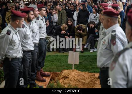 Israël. 23 janvier 2024. Les Israéliens pleurent lors des funérailles du soldat israélien, le major Ilay Levy (24 ans), tué à Khan Younis par un RPG tiré par des militants du Hamas. Le jour dernier, 24 soldats israéliens ont été tués dans la bande de Gaza, le plus lourd bilan quotidien depuis le début de l'invasion terrestre de Gaza par les FDI. Tel Aviv, Israël. 23 janvier 2024.(Matan Golan/Sipa USA). Crédit : SIPA USA/Alamy Live News Banque D'Images