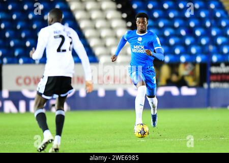 Emmanuel Fernandez (20 Peterborough United) avance lors du match du trophée EFL entre Peterborough et Crawley Town à London Road, Peterborough, le mercredi 23 janvier 2024. (Photo : Kevin Hodgson | MI News) crédit : MI News & Sport / Alamy Live News Banque D'Images