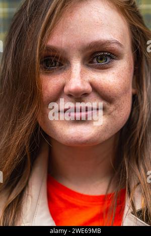 Jeune femme aux cheveux longs Banque D'Images