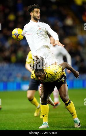 Barry Cotter de Barnsley (à gauche) et Ruben Rodrigues d'Oxford United se battent pour le ballon lors du match de Sky Bet League One au Kassam Stadium, Oxford. Date de la photo : mardi 23 janvier 2024. Banque D'Images