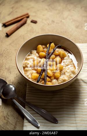 Petit-déjeuner à la farine d'avoine avec cannelle, pommes caramel et vanille Banque D'Images