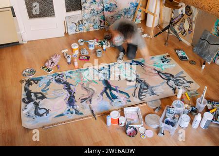Artiste faisant de la peinture abstraite sur toile à l'atelier d'art. Banque D'Images