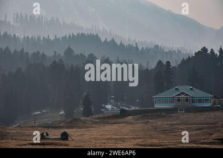 Une vue générale de la station de ski généralement couverte de neige à cette période de l'année lors d'une journée d'hiver ensoleillée à Gulmarg, à environ 55 km de Srinagar. La vallée pittoresque du Cachemire, réputée pour ses spots de neige et de ski hivernaux, fait face à une sécheresse inhabituelle cette saison hivernale. Gulmarg, une destination touristique populaire célèbre pour ses pentes enneigées, est austère et aride, avec l'absence de couverture de neige. Le manque de neige ne frappe pas seulement l'industrie du ski, mais a un impact inquiétant sur l'agriculture, pilier de l'économie du Cachemire. Le secteur du tourisme a été durement touché, comme tou Banque D'Images