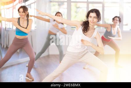 Jeune femme faisant dabbing pendant l'entraînement de danse de rue en studio Banque D'Images