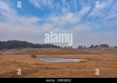 Une vue générale de la station de ski généralement couverte de neige à cette période de l'année lors d'une journée d'hiver ensoleillée à Gulmarg, à environ 55 km de Srinagar. La vallée pittoresque du Cachemire, réputée pour ses spots de neige et de ski hivernaux, fait face à une sécheresse inhabituelle cette saison hivernale. Gulmarg, une destination touristique populaire célèbre pour ses pentes enneigées, est austère et aride, avec l'absence de couverture de neige. Le manque de neige ne frappe pas seulement l'industrie du ski, mais a un impact inquiétant sur l'agriculture, pilier de l'économie du Cachemire. Le secteur du tourisme a été durement touché, comme tou Banque D'Images