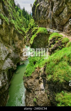 Autriche, Tyrol, Brandenberger Ache rivière qui traverse Tiefenbach Gorg en été Banque D'Images