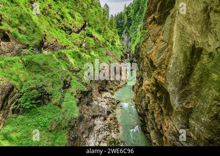 Autriche, Tyrol, Brandenberger Ache rivière qui traverse Tiefenbach Gorg en été Banque D'Images