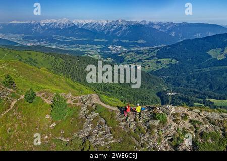 Autriche, Tyrol, vue aérienne de deux randonneurs admirant la vue de la montagne Gamsstein Banque D'Images