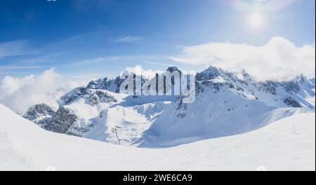 Autriche, Tyrol, Axamer Lizum, vue panoramique sur les sommets enneigés des Alpes européennes Banque D'Images