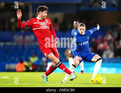 Matthew Clarke de Middlesbrough (à gauche) et Conor Gallagher de Chelsea se battent pour le ballon lors du match de demi-finale de la coupe Carabao au Stamford Stadium, Londres. Date de la photo : mardi 23 janvier 2024. Banque D'Images