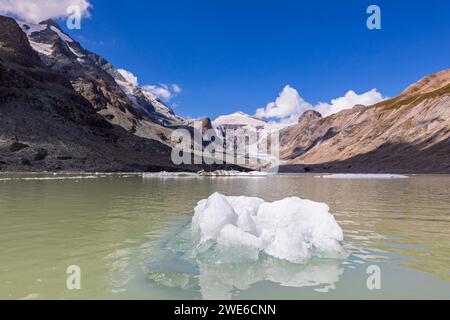 Iceberg dans le lac Sandersee près des montagnes à Grossglockner, Autriche Banque D'Images