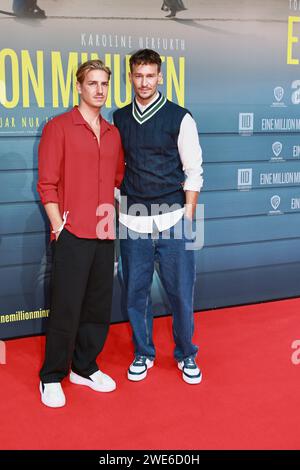 01/23/2024, Berlin, Allemagne, Martin Samek et Vladimir Burlakov assistent à la première mondiale 'EINE MILLION MINUTEN“ (un million de minutes) au Zoo Palast le 23 janvier 2024 à Berlin, Allemagne. Réalisateur : Christopher Doll Banque D'Images