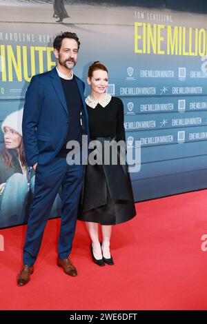 01/23/2024, Berlin, Allemagne, Christopher Doll et Karoline Herfurth assistent à la première mondiale 'EINE MILLION MINUTEN“ (un million de minutes) au Zoo Palast le 23 janvier 2024 à Berlin, Allemagne. Réalisateur : Christopher Doll Banque D'Images