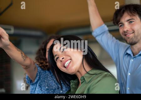 Collègues joyeux dansant dans le hall du bureau Banque D'Images