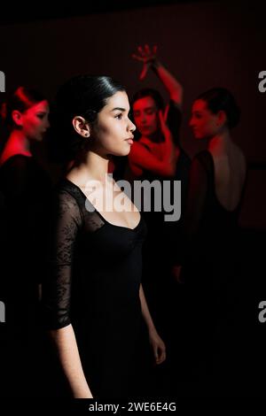 Danseuse de flamenco vêtue et debout au studio Banque D'Images