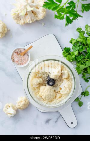 Préparation du riz chou-fleur dans un robot culinaire, chou-fleur dans un blender. Banque D'Images