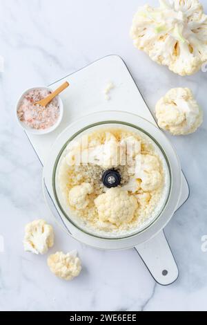 Préparation du riz chou-fleur dans un robot culinaire, chou-fleur dans un blender. Banque D'Images