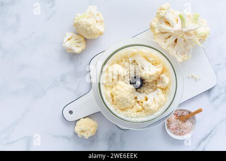 Préparation du riz chou-fleur dans un robot culinaire, chou-fleur dans un blender. Banque D'Images