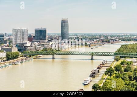Slovaquie, région de Bratislava, Bratislava, Stary plus en été avec des gratte-ciel en arrière-plan Banque D'Images