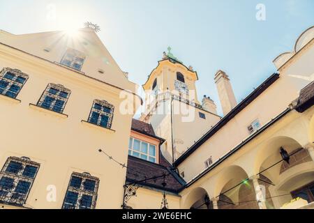Slovaquie, région de Bratislava, Bratislava, soleil brillant sur l'ancien hôtel de ville Banque D'Images