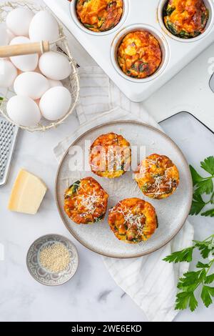 Muffins aux œufs au fromage et aux épinards sains faits maison, petit déjeuner riche en protéines et à faible teneur en glucides Banque D'Images