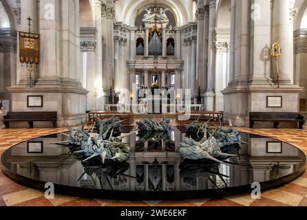 La sculpture "Couronne d'épines" de Helga Vockenhuber à l'intérieur de l'église de San Giorgio Maggiore à Venise, Italie Banque D'Images