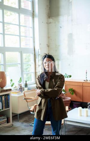 Peintre confiant debout dans l'atelier d'art. Banque D'Images