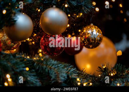 Gros plan des ornements sur l'arbre de Noël Banque D'Images