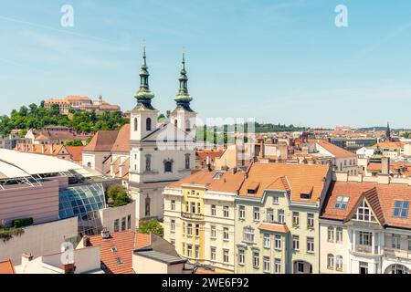 République tchèque, Moravie du Sud, Brno, St. Michael Church avec le château de Spilberk en arrière-plan Banque D'Images