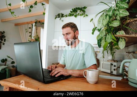 Man dans la cuisine à la maison Banque D'Images
