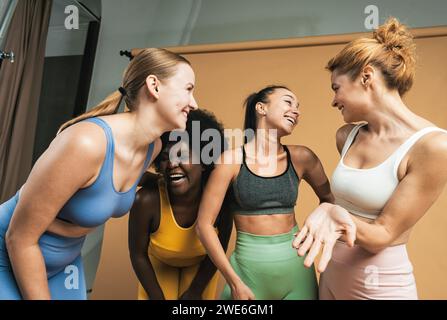 Joyeuses amies féminines debout ensemble dans le studio Banque D'Images